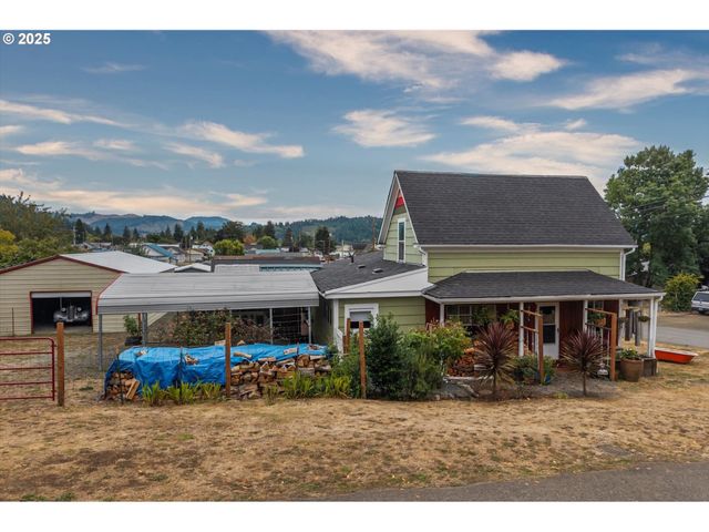 1404 HARRIS St, Myrtle Point, OR 97458