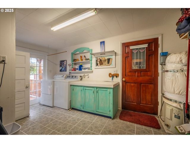 1404 HARRIS St, Myrtle Point, OR 97458