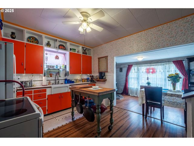 1404 HARRIS St, Myrtle Point, OR 97458