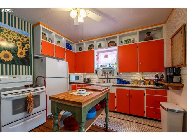 1404 HARRIS St, Myrtle Point, OR 97458