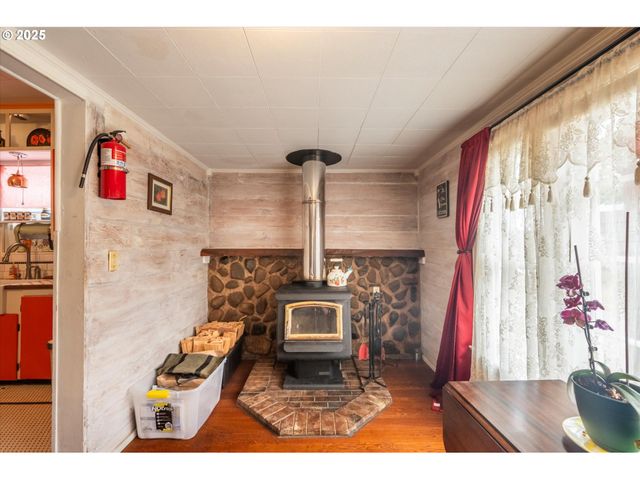 1404 HARRIS St, Myrtle Point, OR 97458