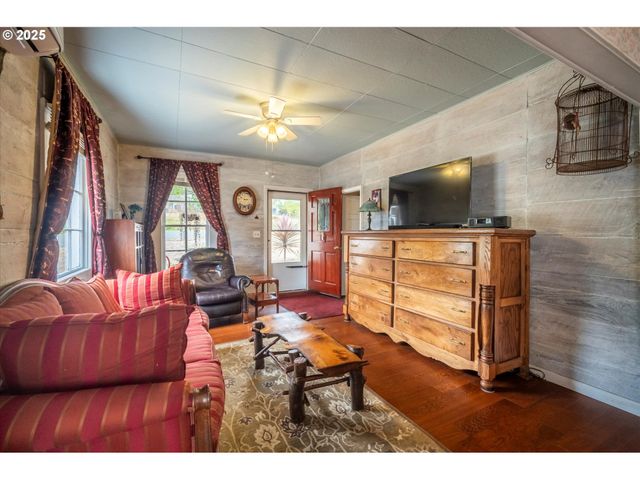 1404 HARRIS St, Myrtle Point, OR 97458