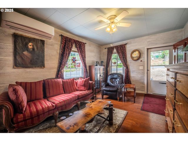 1404 HARRIS St, Myrtle Point, OR 97458