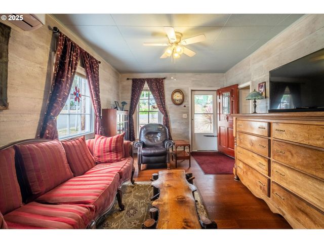 1404 HARRIS St, Myrtle Point, OR 97458