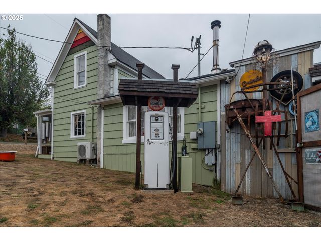 1404 HARRIS St, Myrtle Point, OR 97458