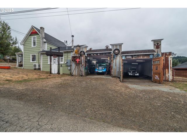 1404 HARRIS St, Myrtle Point, OR 97458