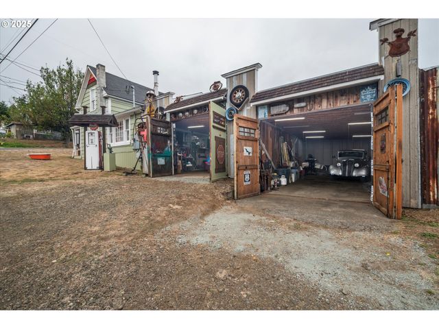 1404 HARRIS St, Myrtle Point, OR 97458