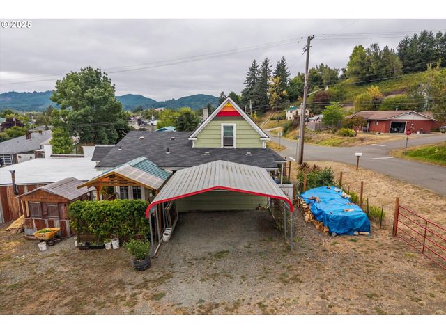 1404 HARRIS St, Myrtle Point, OR 97458
