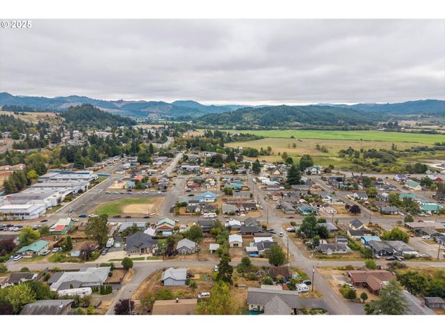 1404 HARRIS St, Myrtle Point, OR 97458