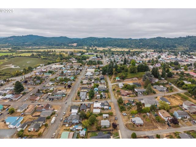 1404 HARRIS St, Myrtle Point, OR 97458