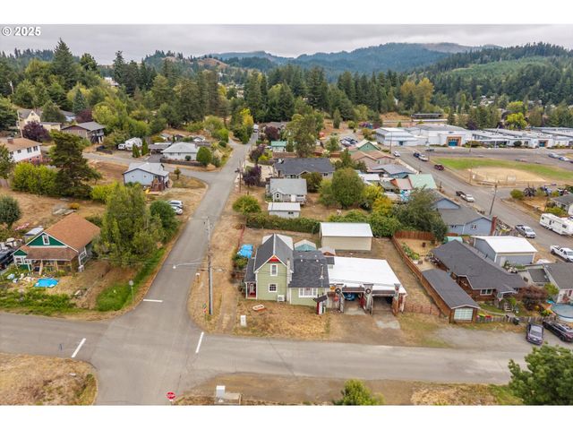 1404 HARRIS St, Myrtle Point, OR 97458