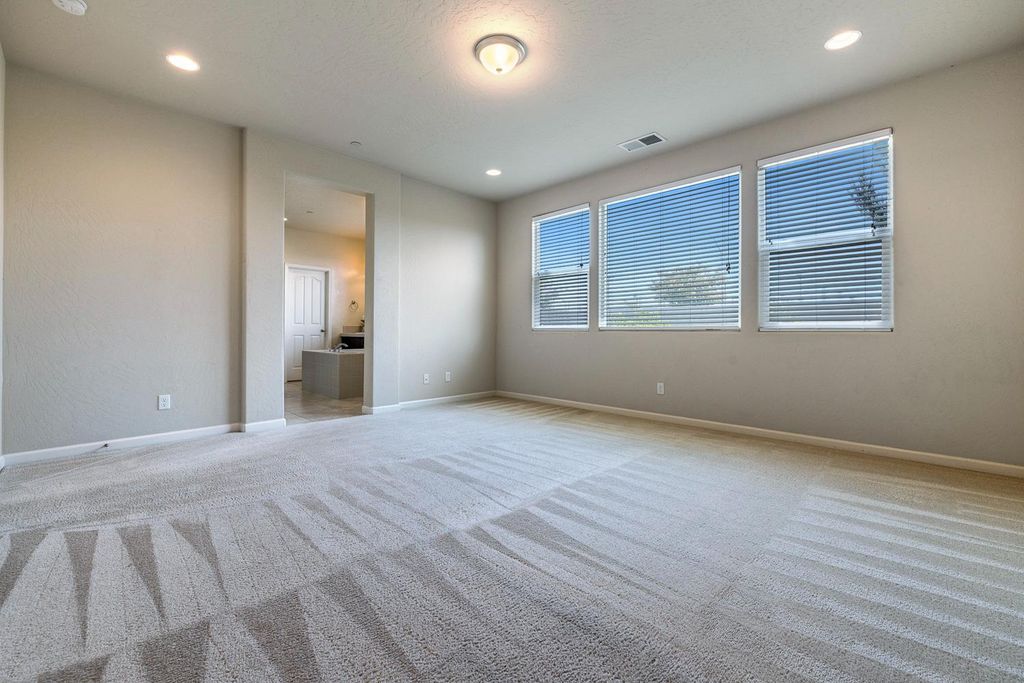 Image 12 of property listing at 10612 N Dearing Avenue, Fresno, CA 93730