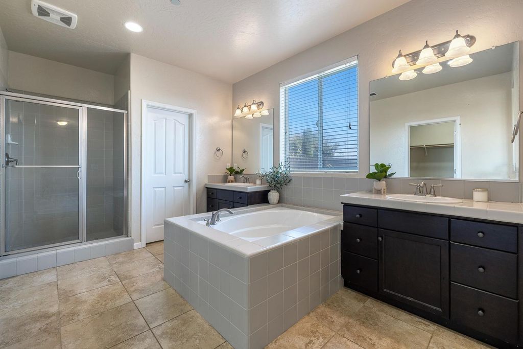 Image 14 of property listing at 10612 N Dearing Avenue, Fresno, CA 93730