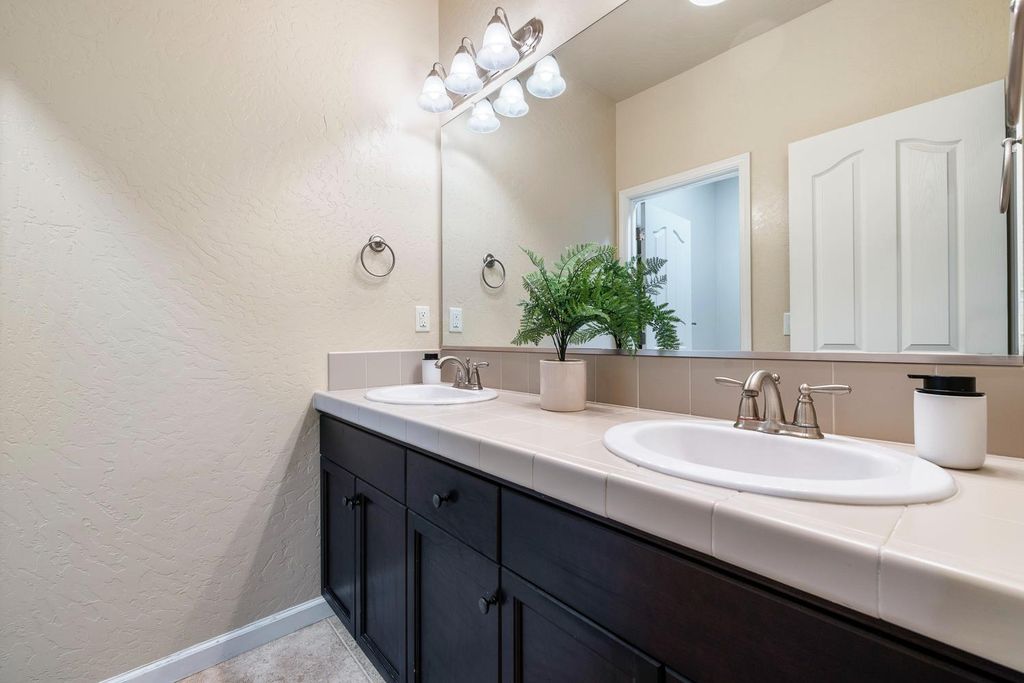 Image 24 of property listing at 10612 N Dearing Avenue, Fresno, CA 93730