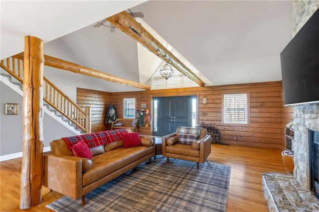 611 N Winnebago Drive, Lake Winnebago, MO 64034