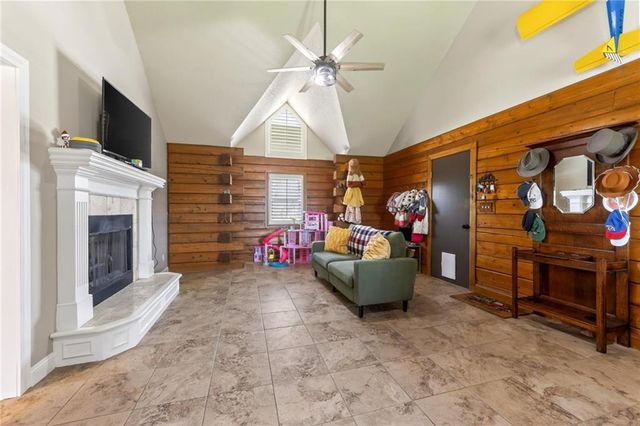 611 N Winnebago Drive, Lake Winnebago, MO 64034