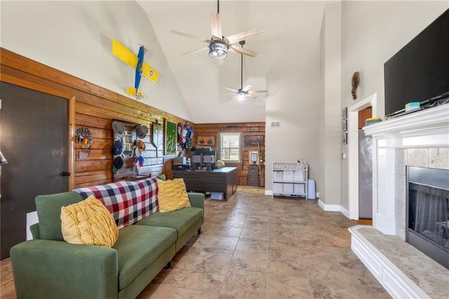 611 N Winnebago Drive, Lake Winnebago, MO 64034
