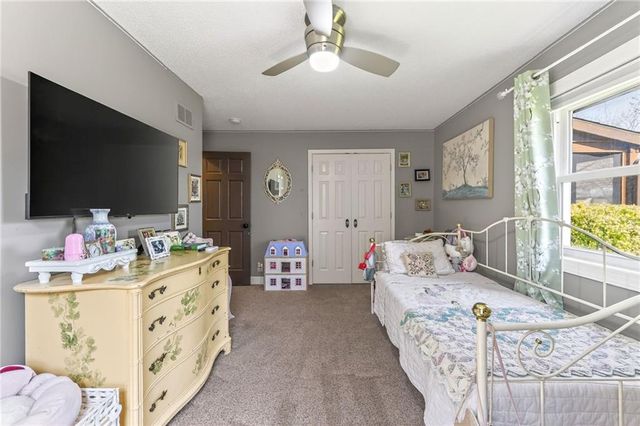 611 N Winnebago Drive, Lake Winnebago, MO 64034