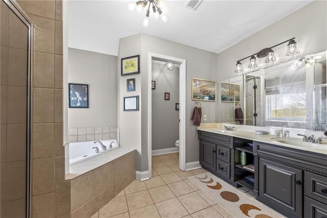 611 N Winnebago Drive, Lake Winnebago, MO 64034