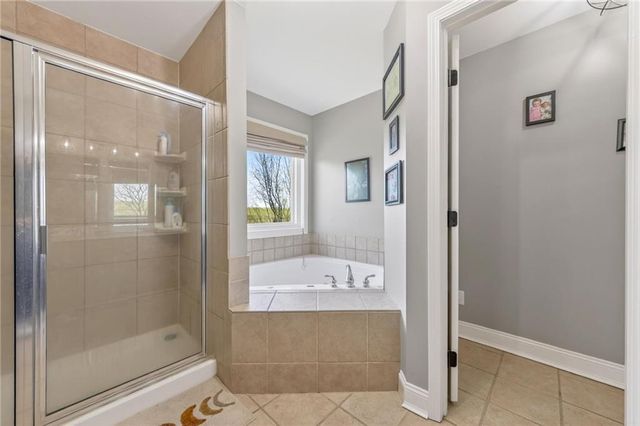 611 N Winnebago Drive, Lake Winnebago, MO 64034