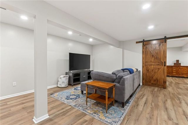 611 N Winnebago Drive, Lake Winnebago, MO 64034