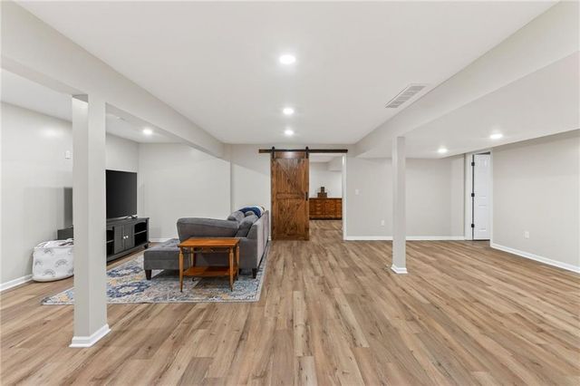 611 N Winnebago Drive, Lake Winnebago, MO 64034