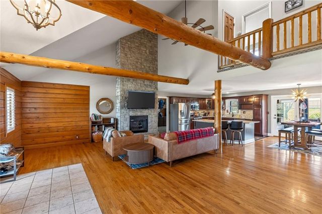 611 N Winnebago Drive, Lake Winnebago, MO 64034