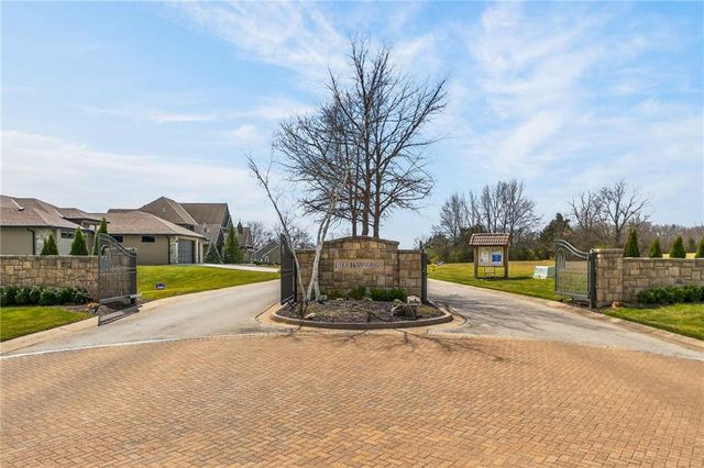 611 N Winnebago Drive, Lake Winnebago, MO 64034