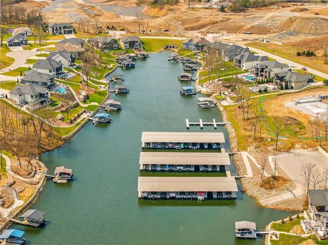 611 N Winnebago Drive, Lake Winnebago, MO 64034