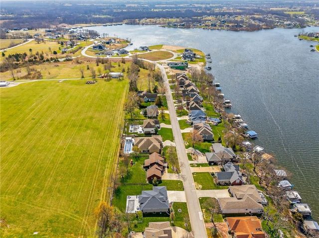 611 N Winnebago Drive, Lake Winnebago, MO 64034