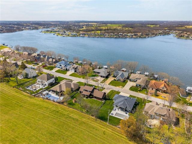 611 N Winnebago Drive, Lake Winnebago, MO 64034
