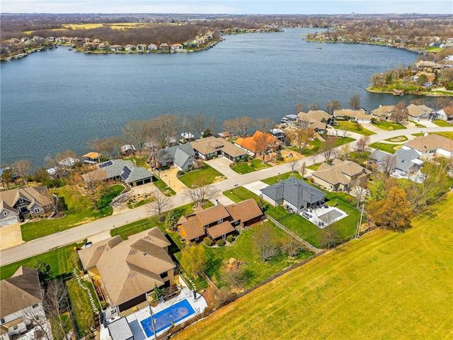 611 N Winnebago Drive, Lake Winnebago, MO 64034