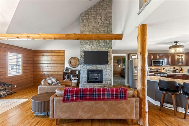 611 N Winnebago Drive, Lake Winnebago, MO 64034