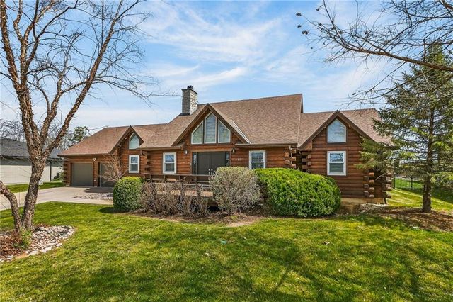 611 N Winnebago Drive, Lake Winnebago, MO 64034