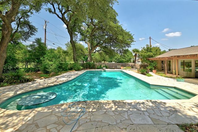 8608 Crest Ridge CIR, Austin, TX 78750