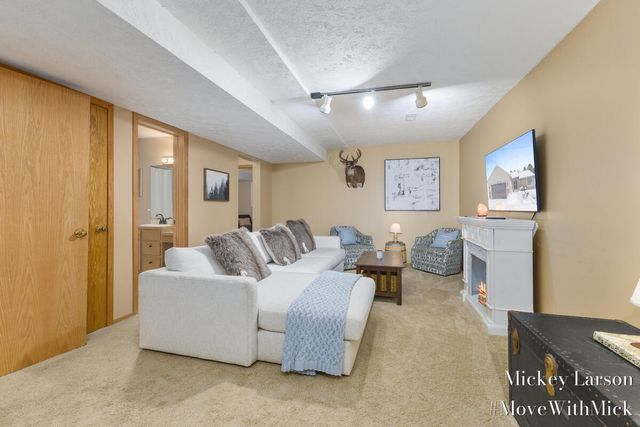 7000 Camelback Drive NE, Rockford, MI 49341