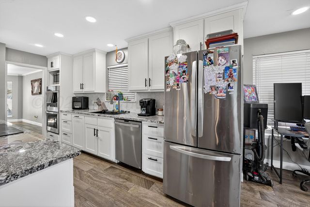 1009 Cherry Avenue, Dalhart, TX 79022