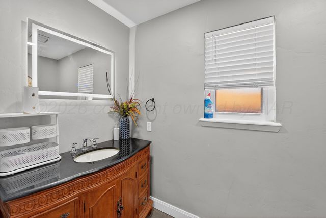 1009 Cherry Avenue, Dalhart, TX 79022