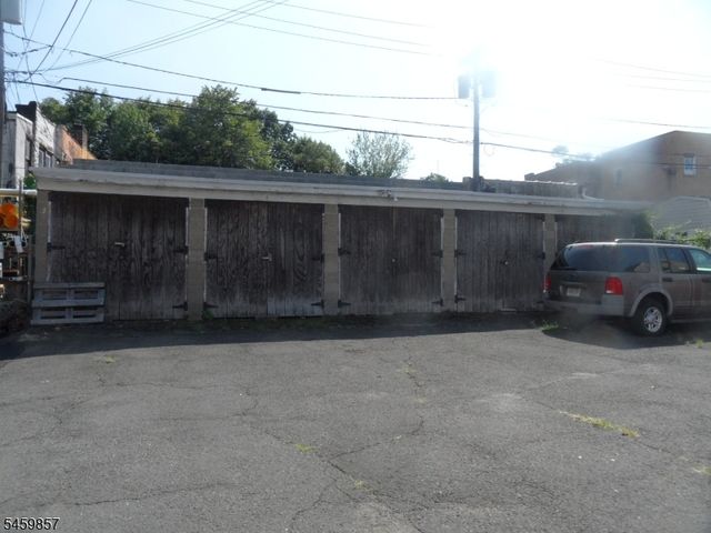 15 Rowe St, East Orange City, NJ 07017