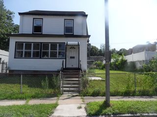 15 Rowe St, East Orange City, NJ 07017
