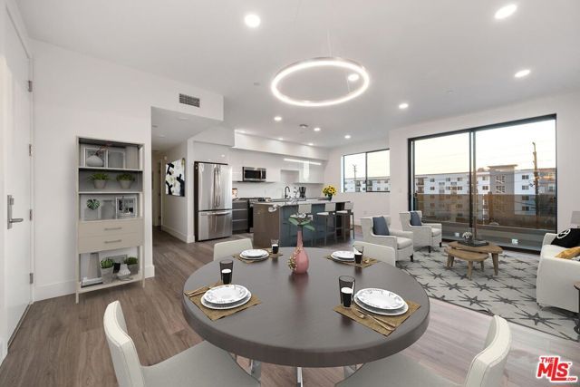 10947 HARTSOOK Street 301, North Hollywood (los Angeles), CA 91601