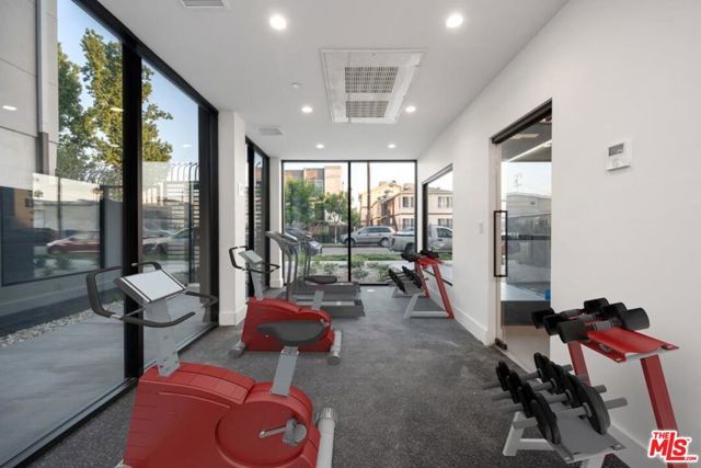 10947 HARTSOOK Street 301, North Hollywood (los Angeles), CA 91601