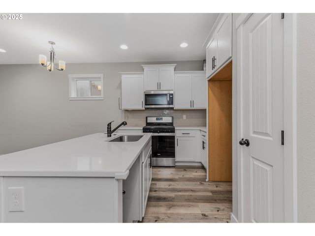 293 E WAYNO Way, Newberg, OR 97132