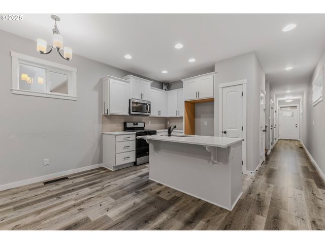 293 E WAYNO Way, Newberg, OR 97132