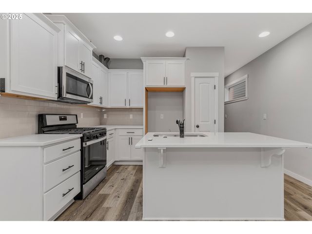 293 E WAYNO Way, Newberg, OR 97132