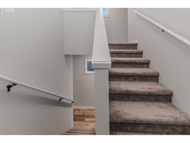 293 E WAYNO Way, Newberg, OR 97132