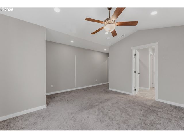 293 E WAYNO Way, Newberg, OR 97132