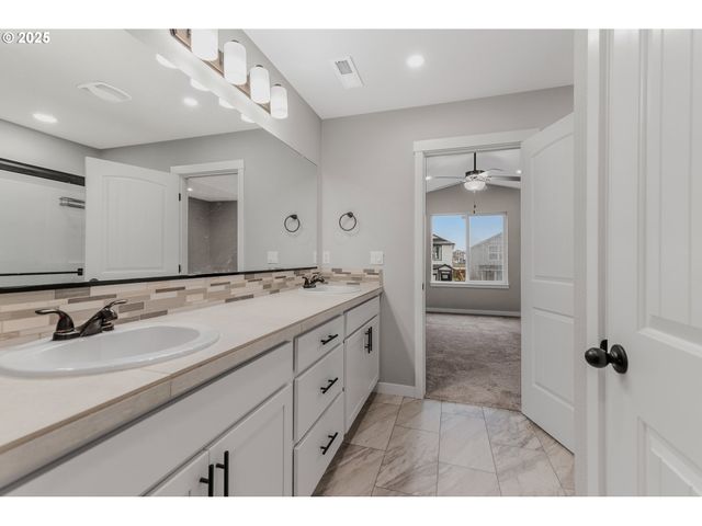 293 E WAYNO Way, Newberg, OR 97132