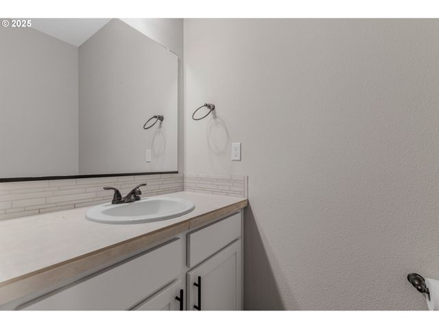 293 E WAYNO Way, Newberg, OR 97132