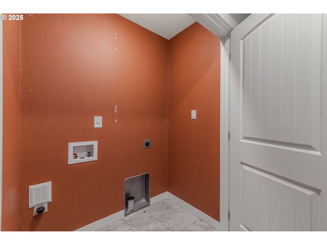 293 E WAYNO Way, Newberg, OR 97132